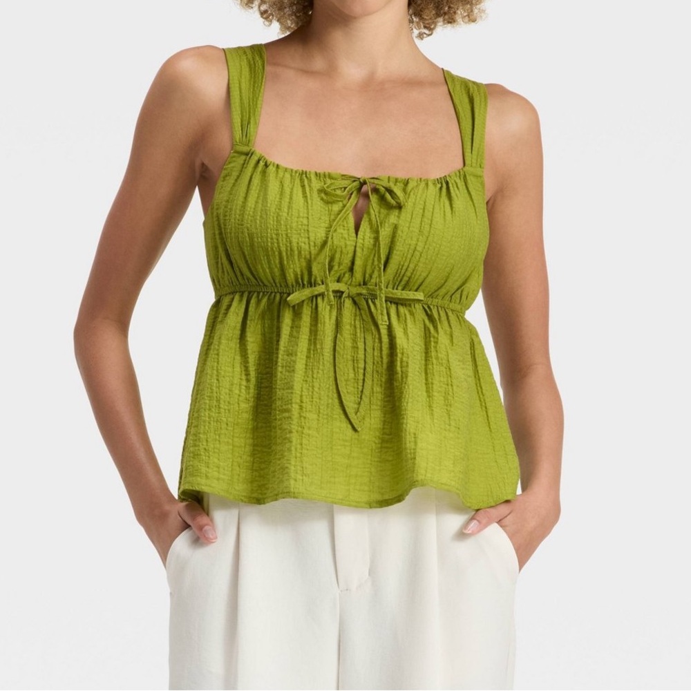 NWOT !  Women’s  Tie Front Tank Top.  Green. M